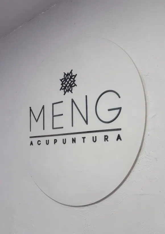 Logo de Meng Acupuntura en el interior del centro de medicina alternativa