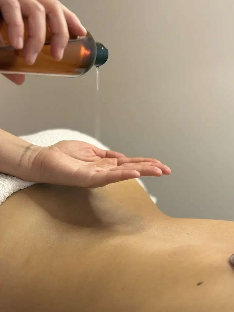 Aceite esencial aplicado antes del quiromasaje terapéutico
