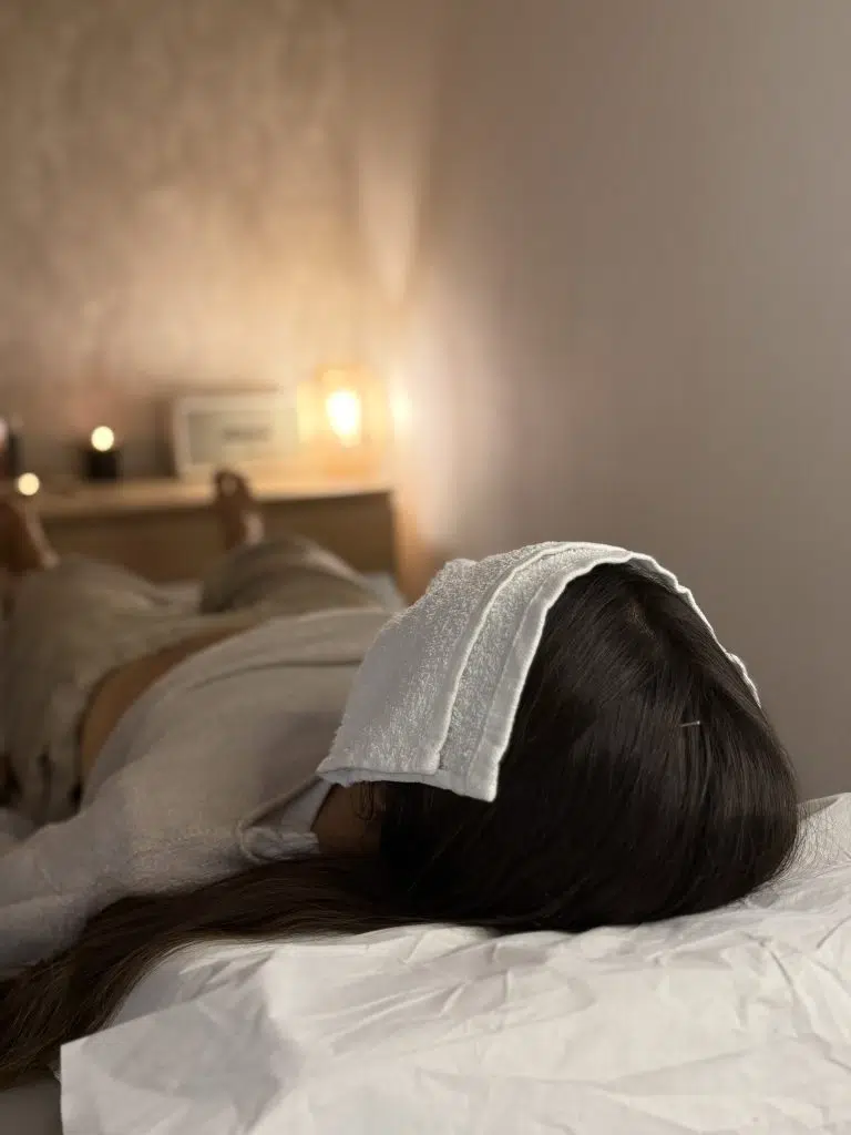 Masaje facial terapéutico con técnicas de relajación oriental