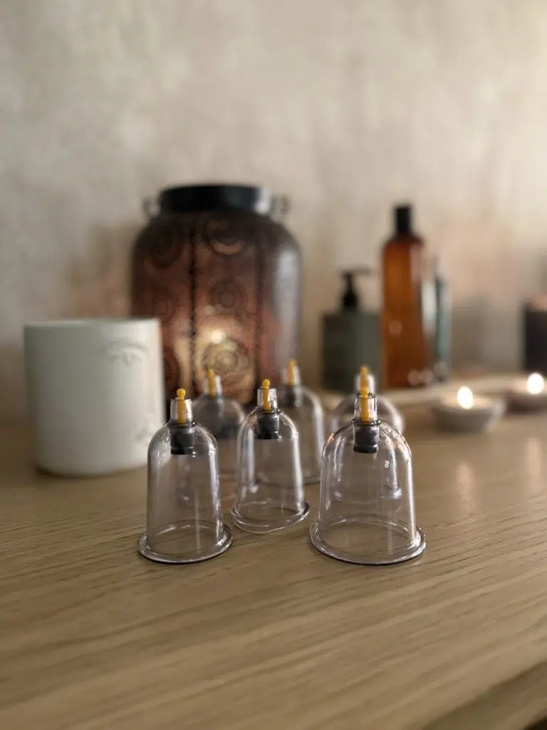 Kit de ventosas para terapia cupping sobre mesa de consulta